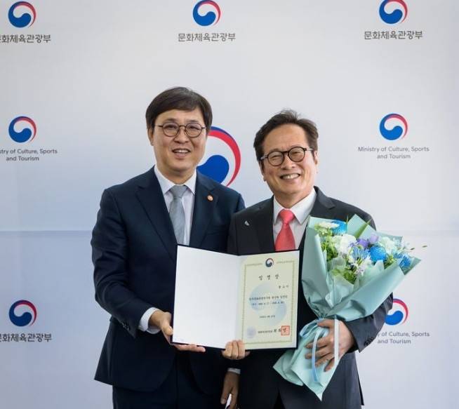 최휘영 문화체육관광부 장관(왼쪽)이 지난 17일 황교익 칼럼니스트를 신임 한국문화관광연구원 원장으로 임명하고, 임명장을 수여했다. 문체부 제공