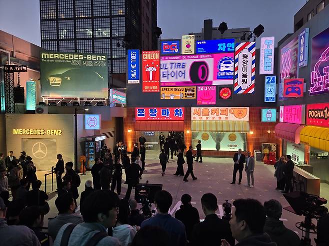Pop-up venue XYZ Seoul at Seongdong District, eastern Seoul, is filled with journalists and staff before the world premiere event of the all-new C-Class of automaker Mercedes-Benz on April 20. [KIM MIN-YOUNG]