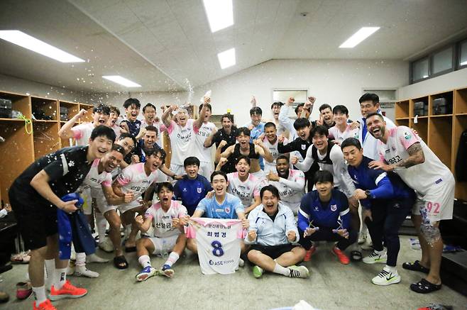 성남FC와 원정 경기에서 승리한 파주 프런티어 FC 선수단. 파주 프런티어 FC&nbsp;제공