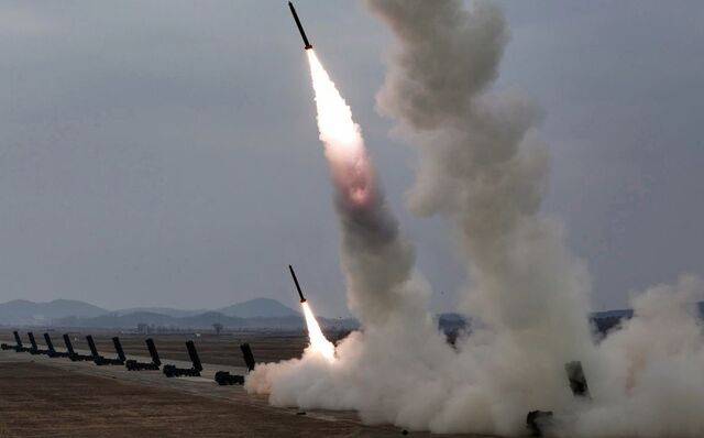 북한 조선중앙통신이 지난달 15일 600mm 초정밀다연장방사포 타격훈련 장면이라고 보도한 영상. 연합뉴스