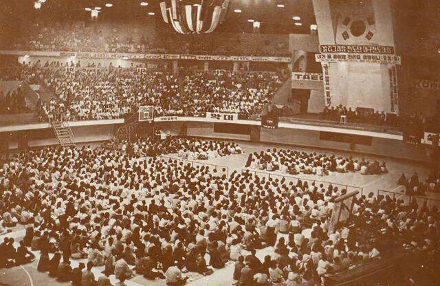 빌리그래함 지방대회 참가자들이 1973년 5월 대구 경북체육관에서 설교를 청취하고 있다. 전집 캡처
