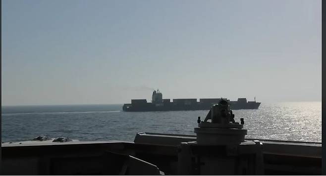 미 중부사령부가 18일(현지시간) 공개한 이란 선박 봉쇄 영상. 미 중부사령부 홈페이지.