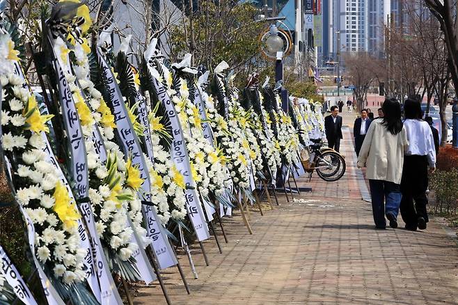 지난달 26일 전남 순천시 왕지동 광주지방법원 순천지원 앞에 친모의 학대로 숨진 생후 4개월 '해든이'를 추모하는 화환이 늘어서 있다. 연합뉴스
