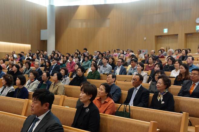 해운대신일교회는 19일 전 고신대 총장인 안민 장로를 초청해 새가족과 태신자를 초청하는 ‘뉴패밀리 초청 축제’를 개최했다. 참석자들이 안 장로의 간증을 경청하고 있다.