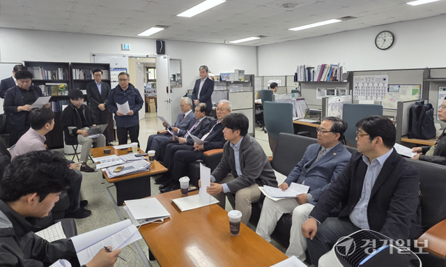인천경실련 등 86개 단체가 참여한 ‘인천국제공항 통합 반대 및 공공기관 인천 이전 저지 인천 사수 범시민운동본부’가 20일 인천시청 기자실에서 ‘인천국제공항 졸속 통합 반대와 공공기관 이전 저지’ 기자간담회를 하고 있다. 박귀빈기자