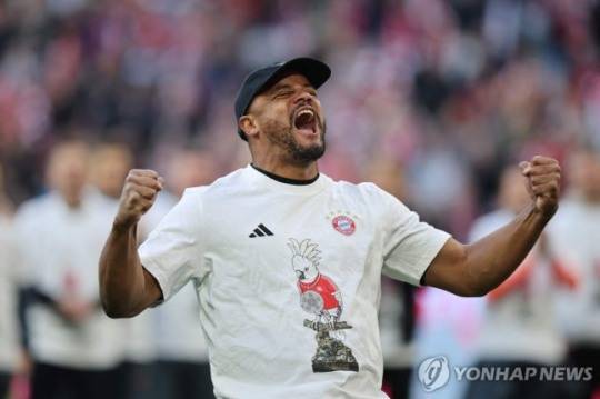 우승을 기뻐하는 뮌헨의 뱅상 콩파니 감독 / 사진=연합뉴스