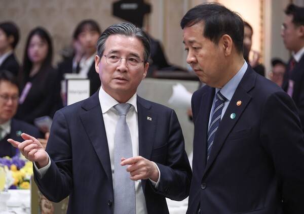 ▲김용범 청와대 정책실장(왼쪽)과 구윤철 부총리 겸 재정경제부 장관이 2026년 2월23일 청와대에서 열린 이재명 대통령 주최 루이스 이나시우 룰라 다시우바 브라질 대통령 국빈방한 환영 만찬에서 대화하고 있다.ⓒ연합뉴스