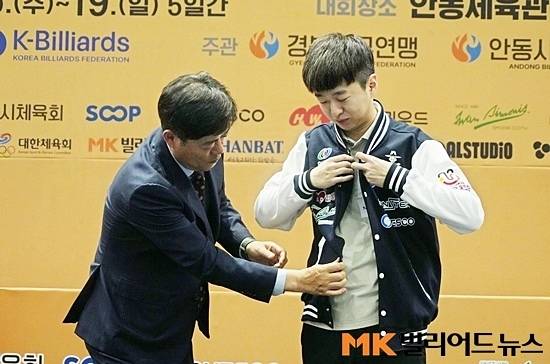 안동당구연맹 이창규 회장(왼쪽)이 2026 안동시장배 전국3쿠션당구대회 남자3쿠션 우승 허진우에게 우승 자켓을 입혀주고 있다. 주최측은 올해 대회부터 남녀 우승자에게 우승 재킷을 선사했다.