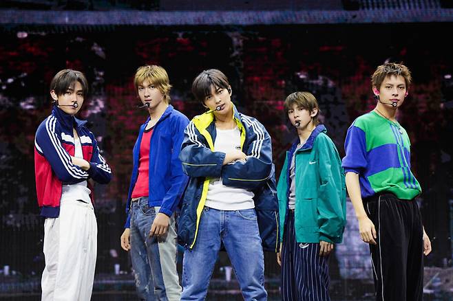 보이그룹 코르티스가 20일 미니 2집 타이틀곡 ‘레드레드(REDRED)’ 무대를 선보이고 있다. 빅히트 뮤직