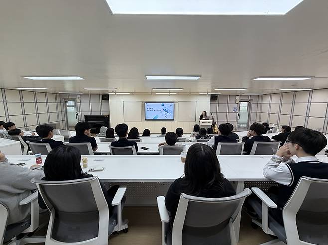 20일 서울 경복비즈니스고에서 한국공항공사 직원이 학생을 대상으로 항공보안 특별교육을 하고 있다. [한국공항공사]