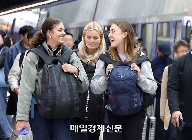 외국인 관광객들이 20일 서울역에서 KTX 부산행 열차를 타기위해 이동하고 있다. 2026.4.20 [김호영기자]