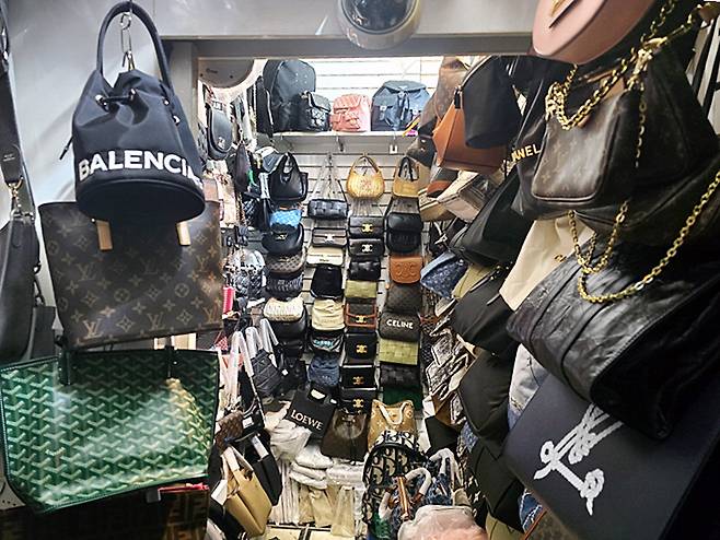 위조 명품을 보관 중인 밀실 내부. 서울시