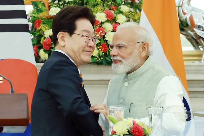 이재명 대통령과 나렌드라 모디 인도 총리가 20일(현지시간) 뉴델리 영빈관에서 공동언론발표 후 인사하고 있다. [연합뉴스]