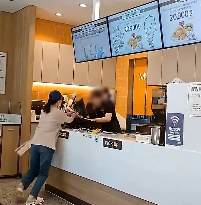 햄버거 프랜차이즈 맘스터치가 6개월 전 발생한 매장 내 고객 난동 사건과 관련해 가맹점주와 직원 보호를 위해 법적 지원에 나서겠다고 밝혔다. [보배드림 캡처]