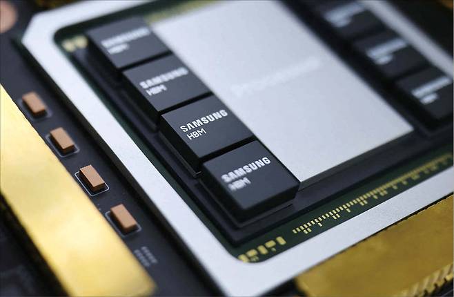 지난해 12월 서울에서 열린 ‘2025 코리아 테크 페스티벌’에서 인공지능(AI)·고성능 컴퓨팅(HPC) 애플리케이션용 6세대 고대역폭 메모리 솔루션인 삼성전자 HBM4가 전시돼 있다. (로이터=연합뉴스)