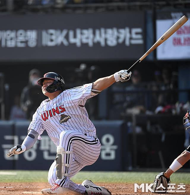 3월 28일 서울 잠실야구장에서 ‘2026 프로야구’ KT 위즈와 LG 트윈스의 경기가 열렸다. KT는 사우어, LG는 치리노스가 선발로 나섰다. 7회말 2사 1,2루에서 LG 이재원이 삼진을 당하고 있다. 사진=천정환 기자