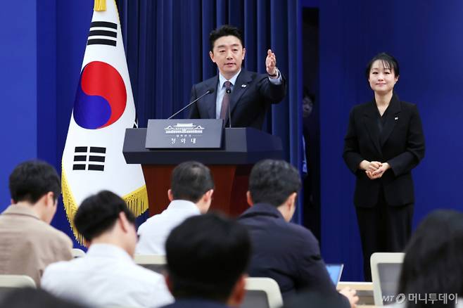 [서울=뉴시스] 최동준 기자 = 강훈식 대통령 비서실장이 6일 청와대에서 UAE 체류 국민 귀국 지원 및 원유 확보 관련 브리핑을 마친 뒤 질문을 받고 있다. (청와대통신사진기자단) 2026.03.06. photocdj@newsis.com /사진=