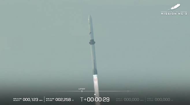 블루 오리진의 발사체 '뉴 글렌 3호'가 19일 (현지 시각) 플로리다주 케이프 커내버럴 우주군 기지에서 발사되고 있다.  /사진=블루 오리진 생중계 화면 갈무리