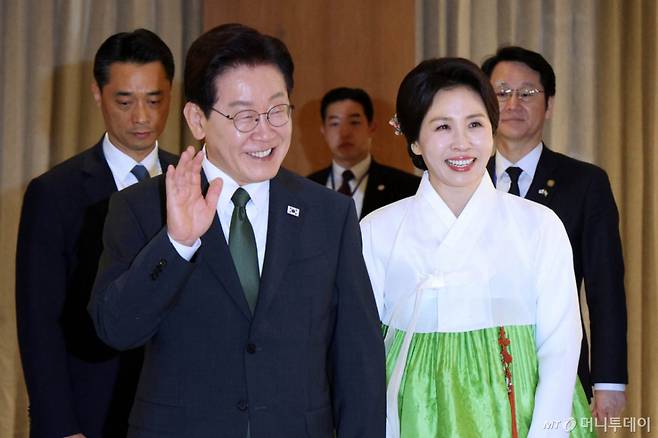 [뉴델리=뉴시스] 고범준 기자 = 인도를 국빈 방문 중인 이재명 대통령과 김혜경 여사가 19일(현지 시간) 뉴델리 한 호텔에서 열린 동포 만찬 간담회에 입장하고 있다. 2026.04.19. bjko@newsis.com /사진=고범준