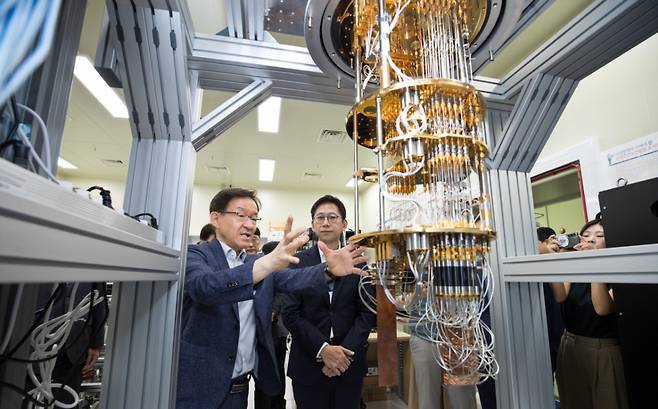 배경훈 부총리 겸 과학기술정보통신부 장관이 지난해 8월 대전시 유성구 한국표준과학연구원을 방문해 이용호 초전도양자컴퓨팅시스템연구단장으로부터 '초전도 양자컴퓨팅 시스템 연구시설' 설명을 듣고 있다. /사진=과학기술정보통신부 제공