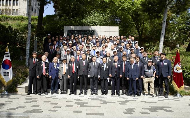 고려대학교가 '4·18 고대생 의거' 66주년을 맞아 지난 18일 안암캠퍼스 4·18 기념탑 앞에서 헌화식을 열고 재학생 약 1000명이 참여한 '제66회 구국대장정'을 개최했다고 20일 밝혔다./사진제공=고려대학교
