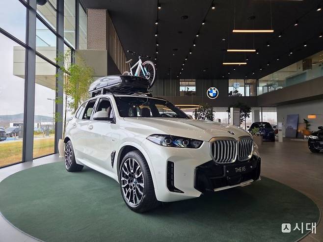 BMW 드라이빙 센터에 전시된 X5. /사진=최유빈 기자