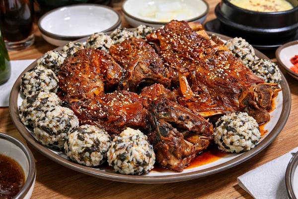 서울뼈구이의 '매운 뼈구이'와 주먹밥. /사진=다이어리알