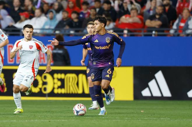 미국메이저리그사커(MLS) LA FC가 산호세 어스퀘이크에 3골 차로 패했다. 사진은 지난 18일(현지시각) 미국 텍사스주 프리스코 도요타 스타디움에서 열린 LA FC 에드윈 세리요(오른쪽)가 FC 댈러스 미드필더 호아킨 발리엔테를 제치고 드리블 한 모습. /로이터=뉴스1