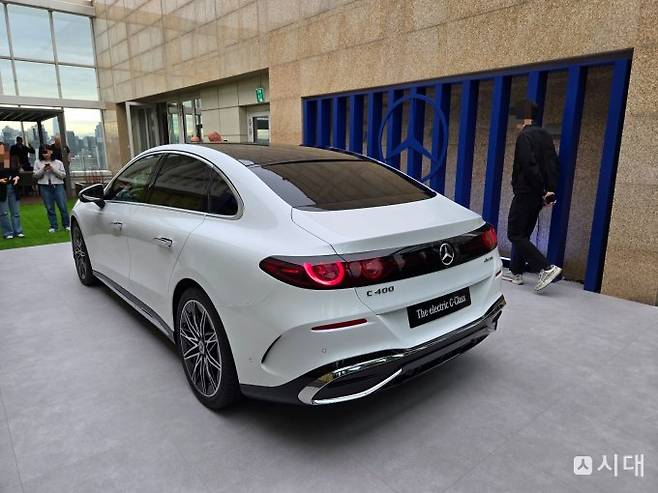 디 올-뉴 일렉트릭 C-클래스에는 최신 메르세데스-벤츠의 디자인 언어가 강조됐다. /사진=김이재 기자