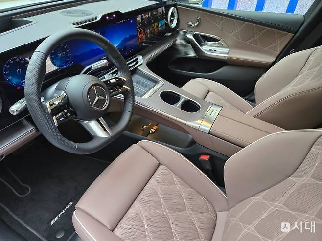 디 올-뉴 일렉트릭 C-클래스의 실내는 '월컴 홈'을 주제로 우수한 품질과 편안함을 강조한다. /사진=김이재 기자