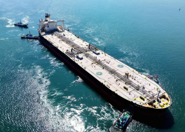 호르무즈 해협을 통과하는 유조선. AFP 연합뉴스