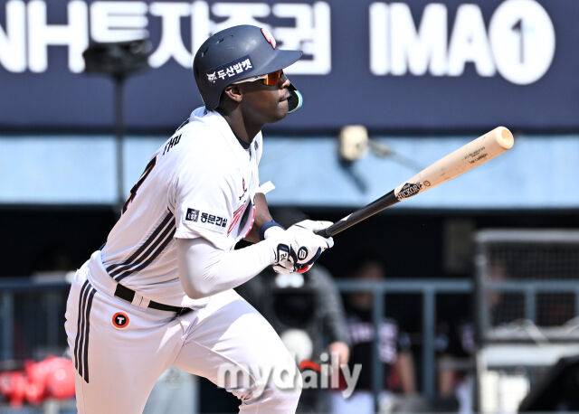 19일 오후 서울 잠실야구장에서 진행된 '2026 프로야구 KBO리그' 두산베어스와 KIA타이거즈의 경기.두산 카메론이 4회말 1사에서 안타를 치고 있다./잠실=송일섭 기자