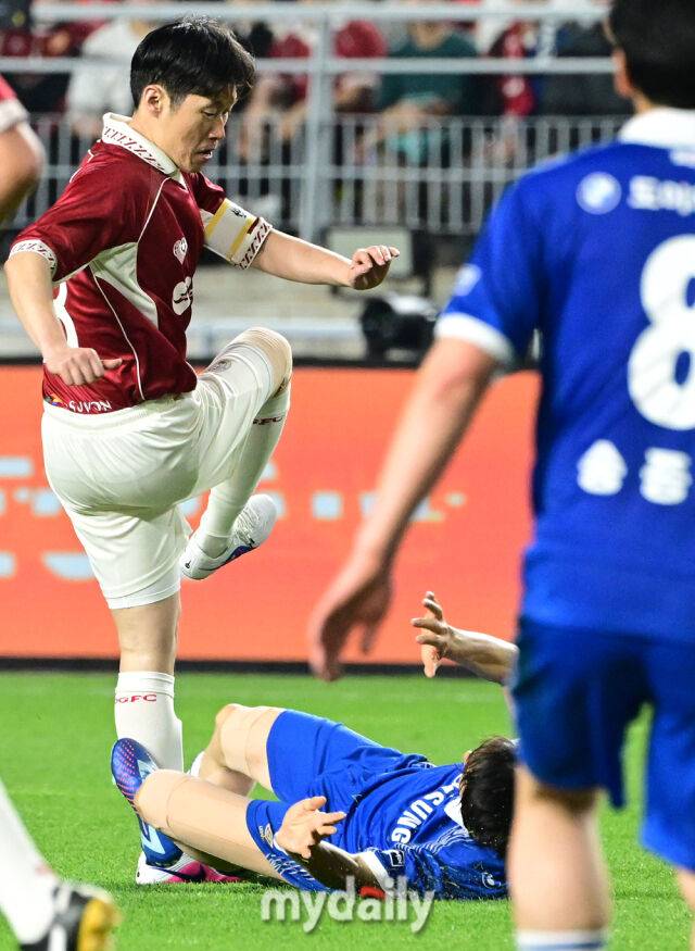 박지성이 19일 오후 경기도 수원월드컵경기장에서 진행된 OGFC- 수원삼성 블루윙즈 레전드 매치 ‘OGFC: THE LEGENDS ARE BACK’ 경기에서 양상민의 태클을 피하고 있다.OGFC는 박지성, 리오 퍼디난드, 라이언 긱스, 파트리스 에브라 등 프리미어리그 황금기를 대표하는 레전드들이 축구 콘텐츠·이벤트 제작사 슛포러브와 함께 결성한 신생 독립팀이다./수원월드컵경기장=곽경훈 기자