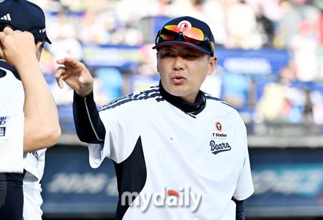 19일 오후 서울 잠실야구장에서 진행된 '2026 프로야구 KBO리그' 두산베어스와 KIA타이거즈의 경기.두산 김원형 감독이 6-3으로 승리한 뒤 환호하고 있다./마이데일리