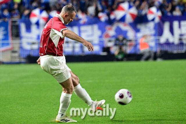 긱스가 19일 오후 경기도 수원월드컵경기장에서 진행된 OGFC- 수원삼성 블루윙즈 레전드 매치 ‘OGFC: THE LEGENDS ARE BACK’ 경기에서 슛팅을 시도하고 있다.OGFC는 박지성, 리오 퍼디난드, 라이언 긱스, 파트리스 에브라 등 프리미어리그 황금기를 대표하는 레전드들이 축구 콘텐츠·이벤트 제작사 슛포러브와 함께 결성한 신생 독립팀이다./수원월드컵경기장=곽경훈 기자