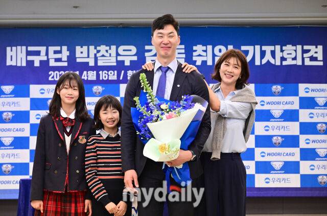 2026년 4월 16일 오전 서울 한국프레스센터에서 '우리카드 배구단 박철우 감독 취임 기자회견'이 열렸다. 박철우 감독이 가족의 축하를 받고 있다. 박철우는 현대캐피탈, 삼성화재, 한국전력에서 총 19시즌 뛰며 564경기 통산 6,623득점을 기록한 V리그 레전드다. 2023-2024시즌을 끝으로 은퇴한 뒤 방송 해설자로 활동하다 2025-2026시즌 우리카드 코치로 합류했다, 그리고 지도자 생활 1년 만에 제5대 우리카드 감독으로 선임됐다./마이데일리