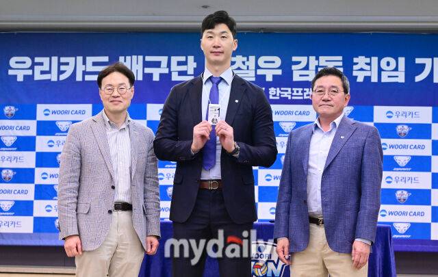 2026년 4월 16일 오전 서울 한국프레스센터에서 '우리카드 배구단 박철우 감독 취임 기자회견'이 열렸다. 이인복 단장, 박철우 감독, 진성원 구단주(왼쪽부터)가 기념촬영을 하고 있다. 박철우는 현대캐피탈, 삼성화재, 한국전력에서 총 19시즌 뛰며 564경기 통산 6,623득점을 기록한 V리그 레전드다. 2023-2024시즌을 끝으로 은퇴한 뒤 방송 해설자로 활동하다 2025-2026시즌 우리카드 코치로 합류했다, 그리고 지도자 생활 1년 만에 제5대 우리카드 감독으로 선임됐다./마이데일리