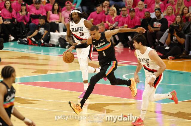 포틀랜드 수비수들 사이를 돌파하는 웸반야마(오른쪽에서 두 번째). /게티이미지코리아