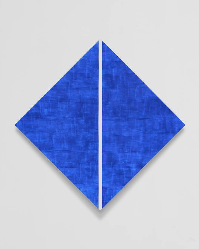 메리 코스, Untitled (Blue Diamond with White Inner band), 캔버스에 혼합재료, 179.7×179.7×9.2 cm, 2026