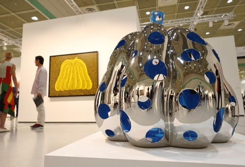 서울 강남구 코엑스에서 열린 ‘프리즈 서울’에 쿠사마 야요이의 ‘호박’ 작품들이 전시돼 있다. [연합뉴스]