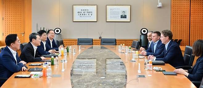 LG와 메르세데스-벤츠 최고 경영진이 13일 서울 여의도 LG트윈타워에서 만나 LG의 자동차 부품 사업 역량을 결집한 ‘원(One) LG’ 솔루션 협업 확대 방안을 논의했다. 사진 왼쪽부터 정철동 LG디스플레이 CEO, 조주완 LG전자 CEO, 김동명 LG에너지솔루션 CEO, 문혁수 LG이노텍 CEO, 컬삿 카르탈 메르세데스-벤츠 R&D 코리아 센터장, 마티아스 바이틀 메르세데스-벤츠 코리아 CEO, 올라 칼레니우스 메르세데스-벤츠 회장, 이다 볼프 메르세데스-벤츠 기업본부 총괄. [LG전자 제공]