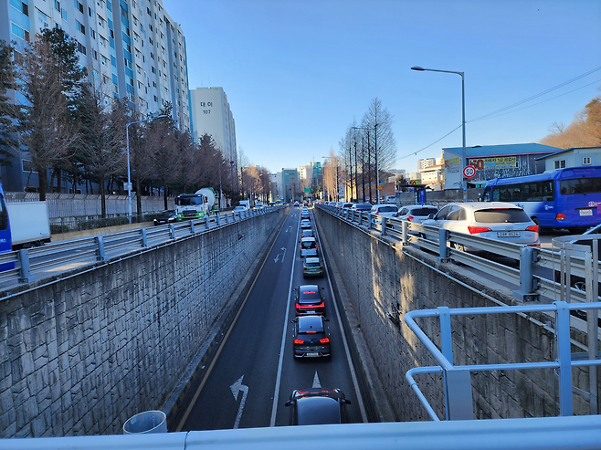대아아파트 인근 지하차도 차량 정체. 1차로는 좌회전, 유턴 전용이어서 직진 차량이 2차로에만 몰리며 극심한 혼잡이 빚어졌다. 이 지역의 고질적인 문제였다. [서울 강서경찰서 제공]