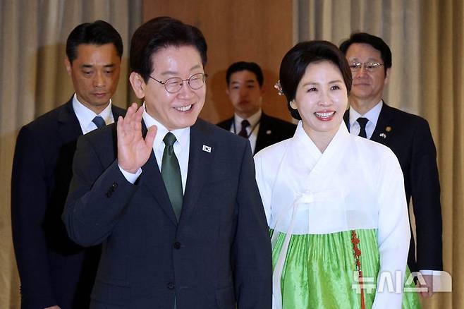 [뉴델리=뉴시스] 고범준 기자 = 인도를 국빈 방문 중인 이재명 대통령과 김혜경 여사가 19일(현지 시간) 뉴델리 한 호텔에서 열린 동포 만찬 간담회에 입장하고 있다. 2026.04.19. bjko@newsis.com