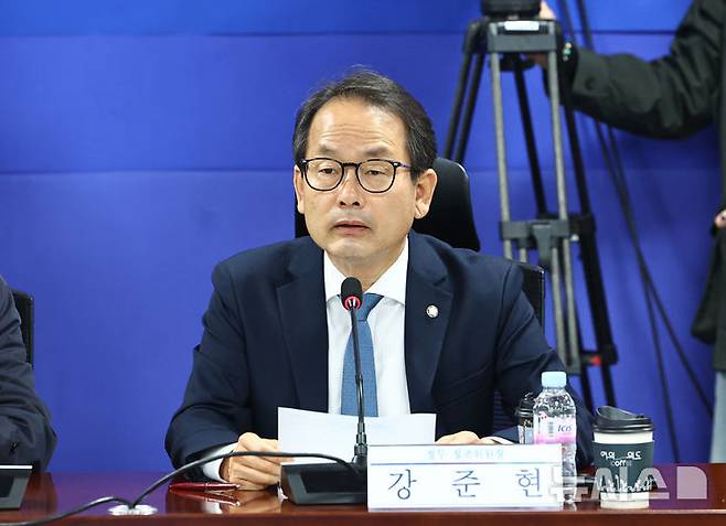 [서울=뉴시스] 김명년 기자 = 강준현 더불어민주당 정무위 정조위원장이 19일 오전 서울 여의도 국회 의원회관에서 열린 민주당 정무위원회-금융위원회 당정협의에서 발언하고 있다. 2026.03.18. kmn@newsis.com