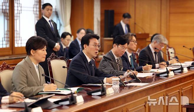 [서울=뉴시스] 김선웅 기자 = 김민석 국무총리가 20일 서울 종로구 정부서울청사에서 열린 비상경제본부회의에서 모두발언을 하고 있다. 2026.04.20. mangusta@newsis.com