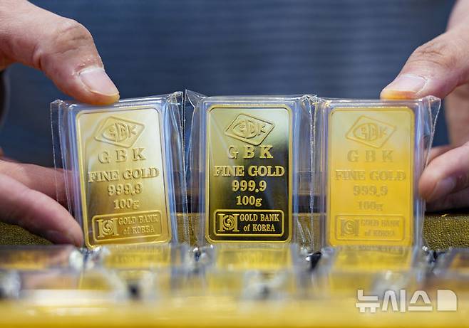 [서울=뉴시스] 김근수 기자 = 최근 국제 금값이 한 달 새 약 13% 하락하며 17년 만에 최대 낙폭을 기록한 가운데 1일 서울 시내 한 금은방에서 직원이 금 제품을 들어보이고 있다. 중동 정세 완화 기대와 금융시장 안정 흐름 속에서 금값은 상승폭이 제한된 모습으로 보인다. 2026.04.01. ks@newsis.com