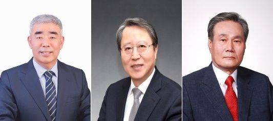 [세종=뉴시스](사진 왼쪽부터)국민훈장모란장을 받은 임흥빈 전남장애인단체총연합회 상임대표, 국민훈장목련장을 받은 이경욱 부산국제장애인협의회 상임고문, 국민훈장석류장을 받은 김락환 한국교통장애인협회 회장. (사진=보건복지부 제공) 2026.04.20. photo@newsis.com *재판매 및 DB 금지