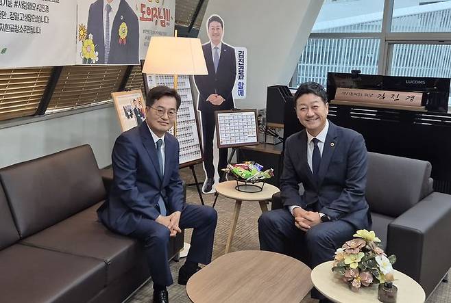 [수원=뉴시스] 이병희 기자 = 6·3 지방선거 더불어민주당 경선을 위해 예비후보 등록하며 직무가 정지됐던 김동연 경기도지사가 도전에 복귀한 20일 경기도의회에서 김진경 경기도의회 의장을 만나 기념사진을 찍고 있다. 2026.04.20. iambh@newsis.com *재판매 및 DB 금지