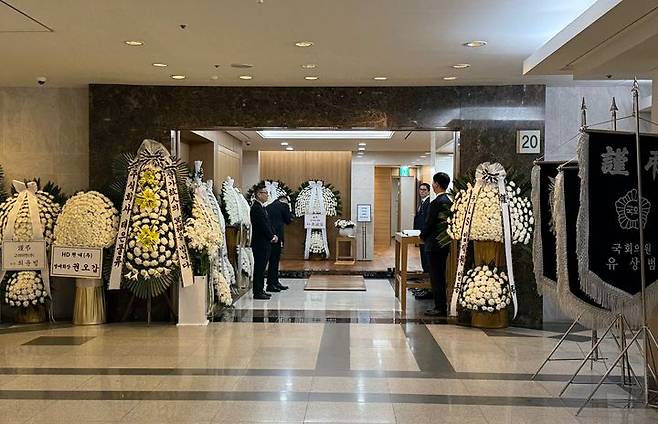 [서울=뉴시스] 박나리 기자 = 20일 서울아산병원에 마련된 구자은 LS 회장 모친 고 유한선 여사의 빈소 2026.04.20. parknr@newsis.com *재판매 및 DB 금지