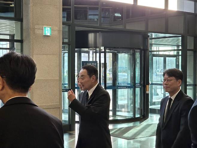 [서울=뉴시스] 구자열 예스코홀딩스 회장이 서울아산병원에 마련된 구자은 LS 회장모친의 빈소를 찾았다. (사진=공동취재단) 2026.04.20. photo@newsis.com *재판매 및 DB 금지 *재판매 및 DB 금지